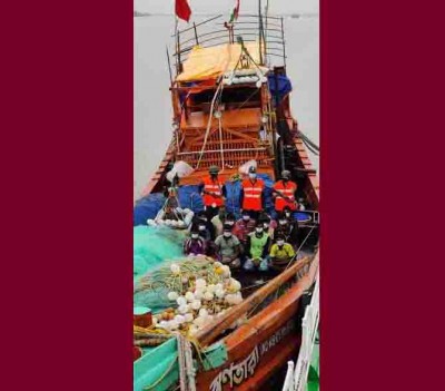 বঙ্গোপসাগরে ট্রলারসহ ১৩ ভারতীয় জেলে আটক বঙ্গোপসাগরে ট্রলারসহ ১৩ ভারতীয় জেলে আটক